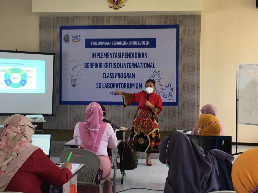 Implementation of Critical Thinking Education in International Class Program at SD Laboratory UM