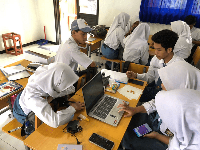 The Implementation of Digital Poster in Understanding English Song for Students of SMA Negeri 1 Tumpang Based on Sustainable Development Goals