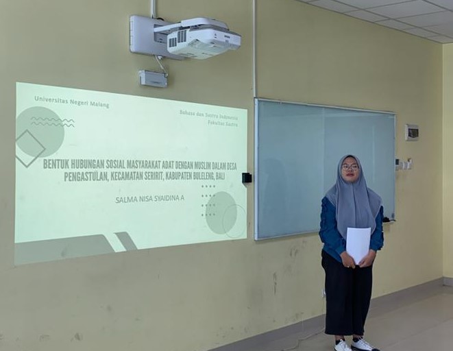 Students of the Department of Indonesian Literature, State University of Malang Discussing Social Relations in Folklore