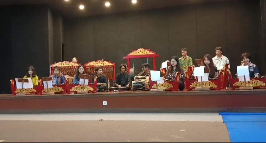 PEMENTASAN GAMELAN OLEH MAHASISWA JISU DI UNIVERSITAS NEGERI MALANG