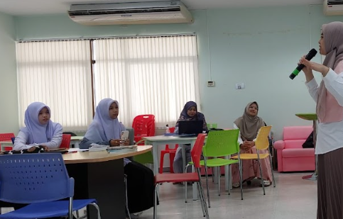 Dr. Ekaning Dewanti Laksmi Bahas Keterampilan Interpretive Reading dalam Kuliah Publik UM