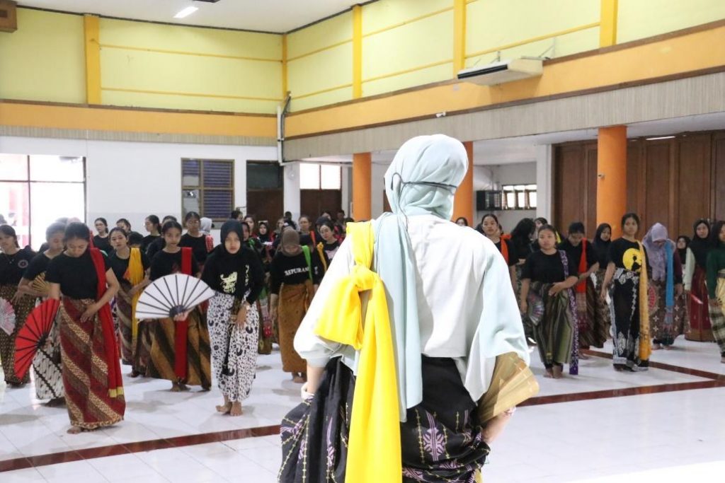 WORKSHOP TARI PATTENUNG OLEH DR. RAHMA AINI DI UNIVERSITAS NEGERI MALANG